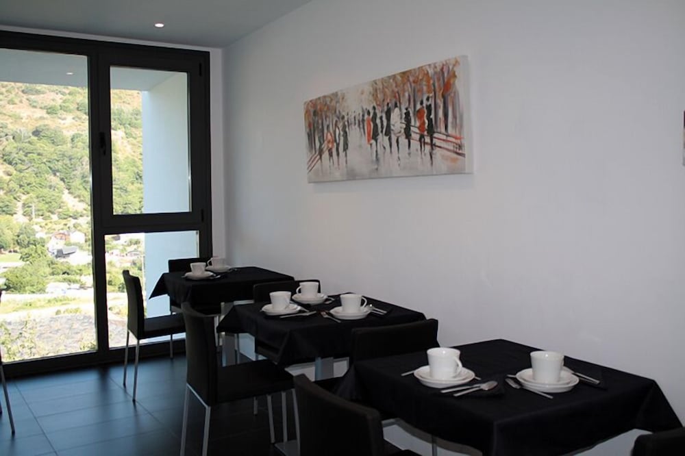 Фото Hostal Tres Campanas