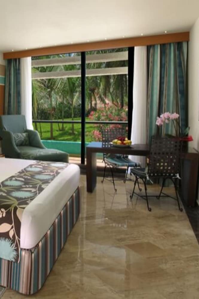 Фото The Pyramid Cancun by Oasis