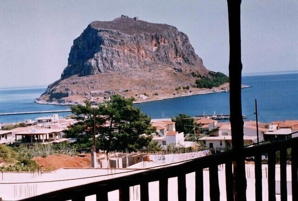 Фото Monemvasia Green Apartments