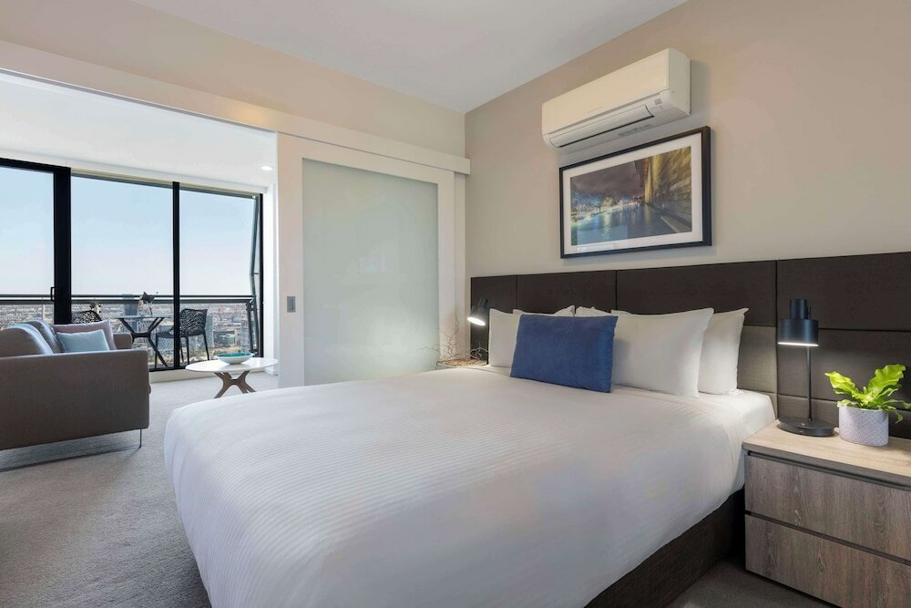 Фото Oaks Melbourne on William Suites