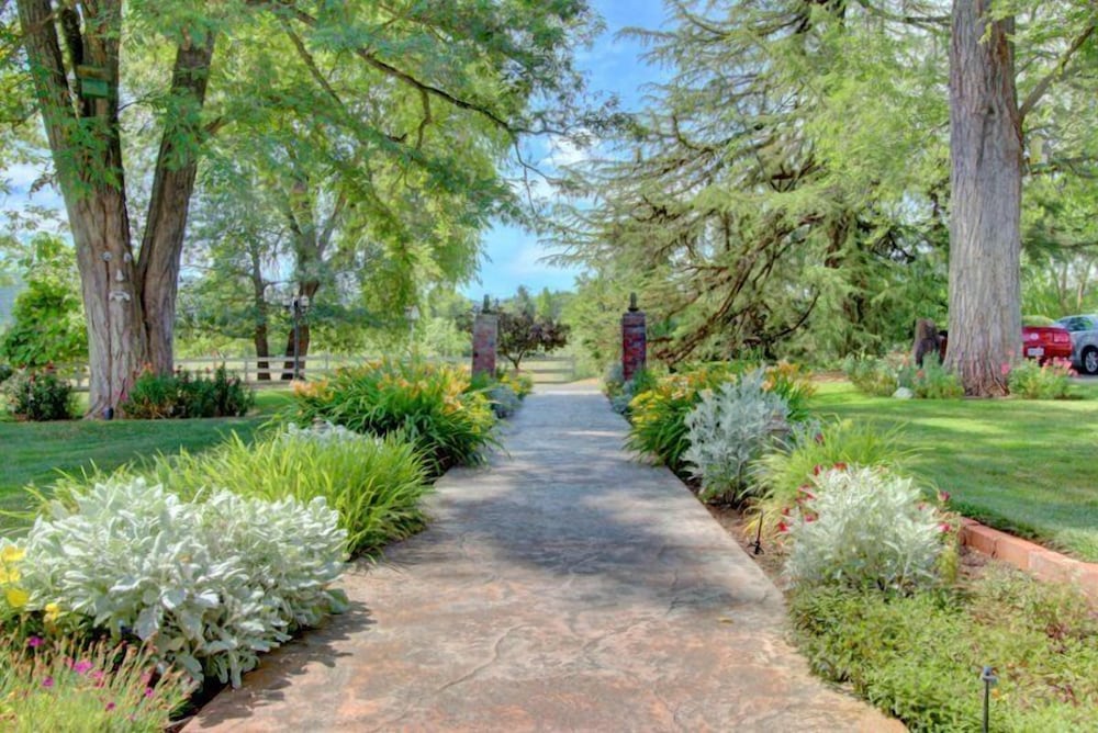 Фото Bybee's Historic Inn