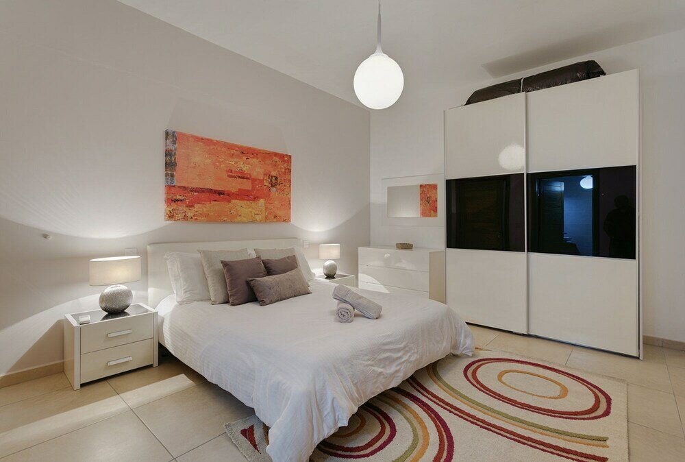 Фото Luxury Apt with Side Sea Views & Pool, Top Location