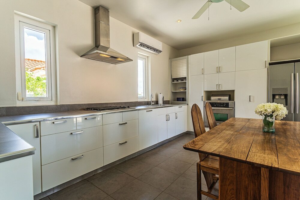 Фото Stunning Modern Home, Near Beaches Full Ac