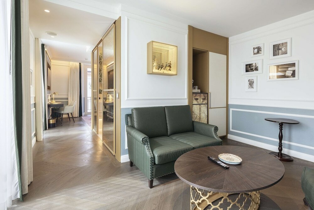 Фото The Emerald House Lisbon Curio Collection by Hilton