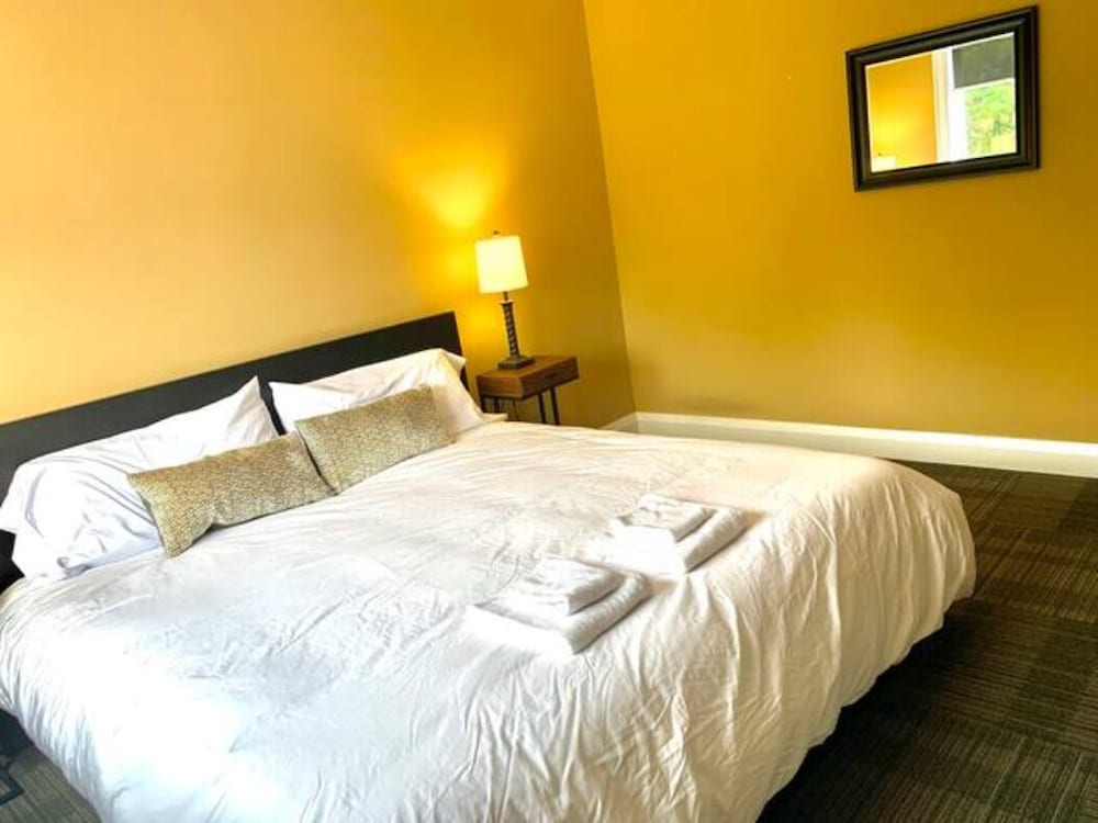 Фото Professional Three Bedroom Condo Suite