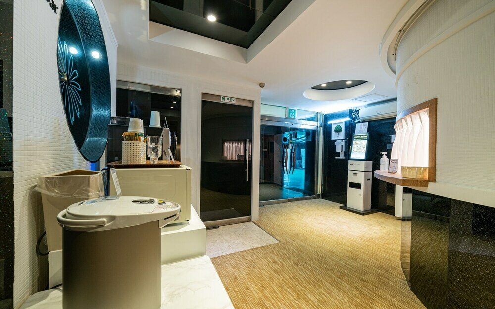 Фото Suwon City Hall Station Tumi