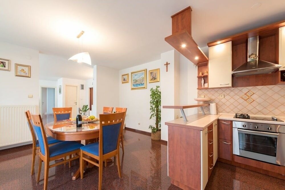 Фото Snjeza - Spacious & Comfortable - A1