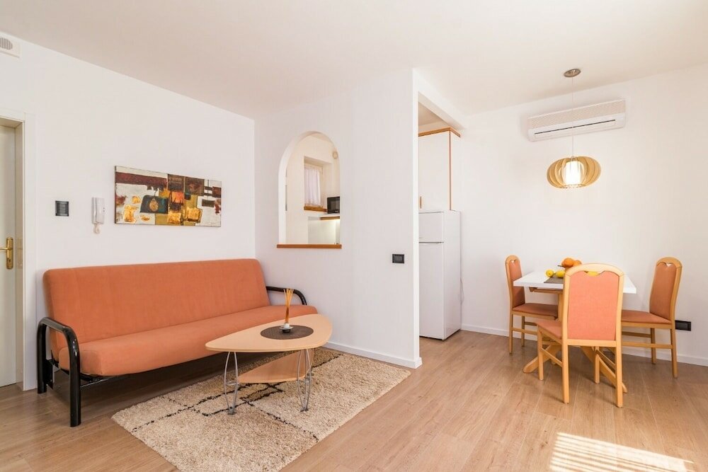 Фото Escape - 20 m From sea - Brown