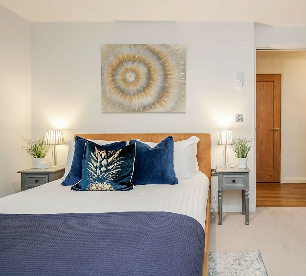 Фото Beautiful Central Windsor Apartment