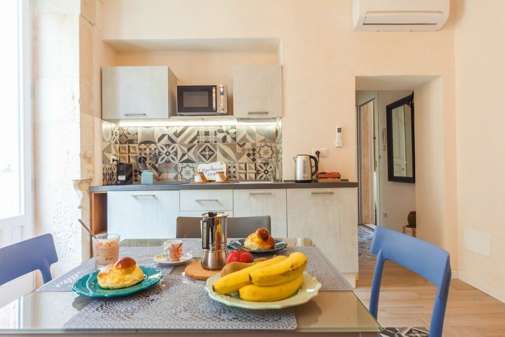 Фото Charm Of Ortigia Central Flat
