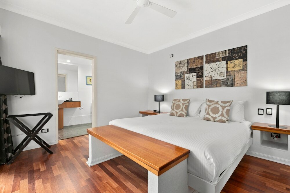 Фото Belle Escapes - Absolute Beachfront Apartment Alamanda Resort “28”