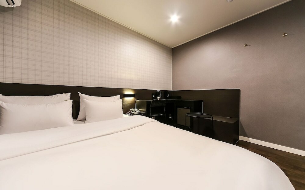 Фото Changwon Jinhae Hotel Lrui