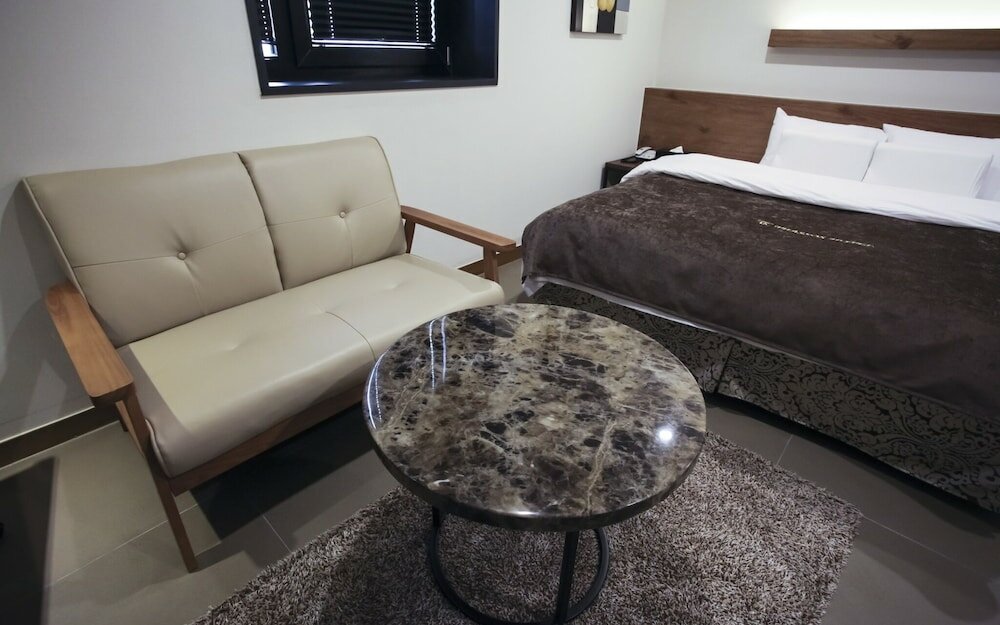 Фото Suwon City Hall Station Tumi