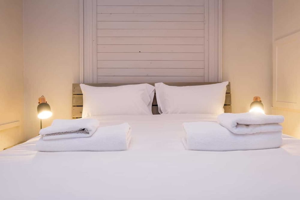 Фото Large Modern Studio Apartment by the Beach