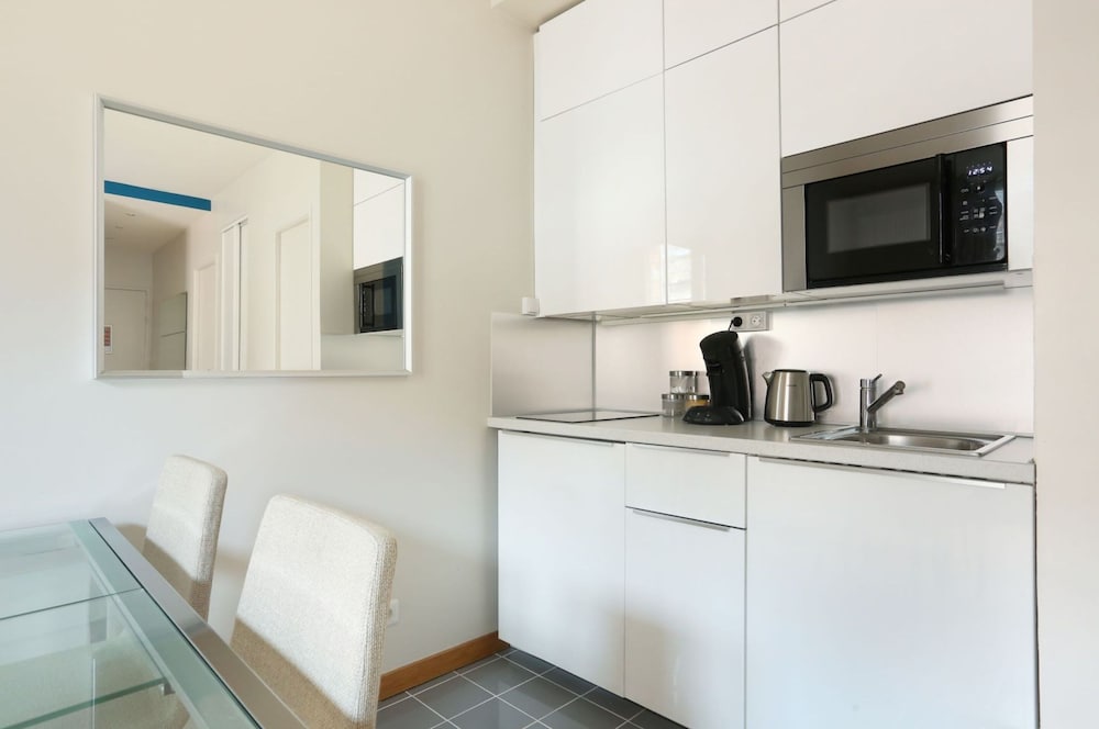 Фото Short Stay Group Museum View Serviced Apartments