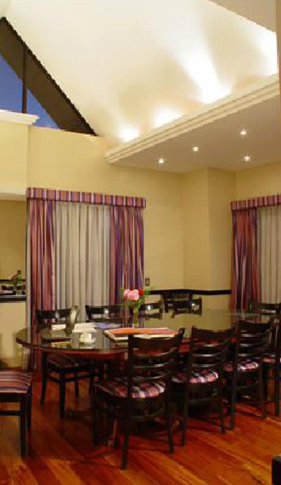 Фото Reina Victoria Suites & Towers