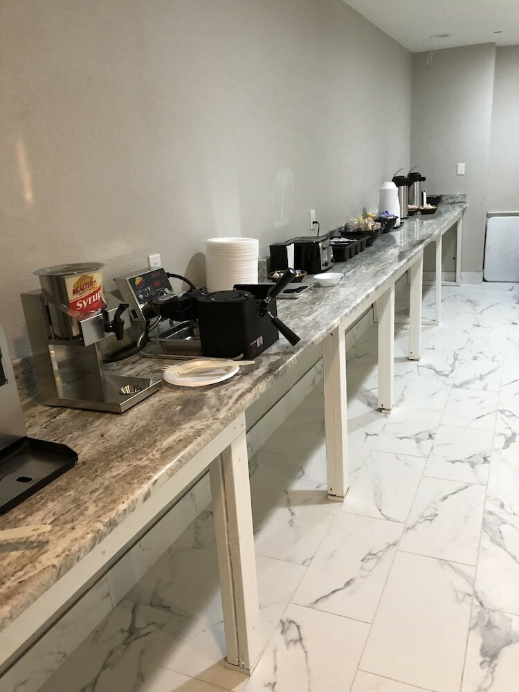 Фото Clarion Inn & Suites Kissimmee-Lake Buena Vista South