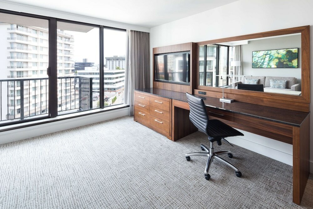 Фото DoubleTree by Hilton Hotel & Suites Victoria