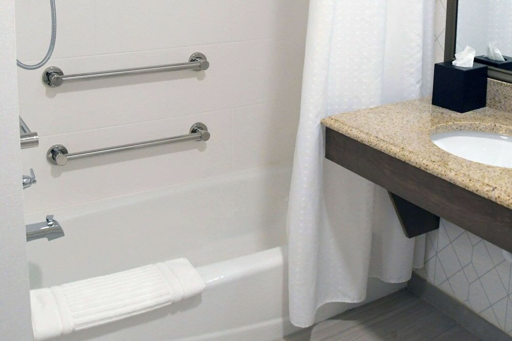 Фото Comfort Inn & Suites Nw Milwaukee