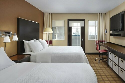 Гостиница Four Points by Sheraton Hotel & Suites Calgary West в Калгари