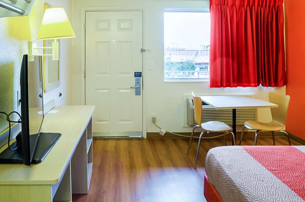 Фото West Ashley Inn