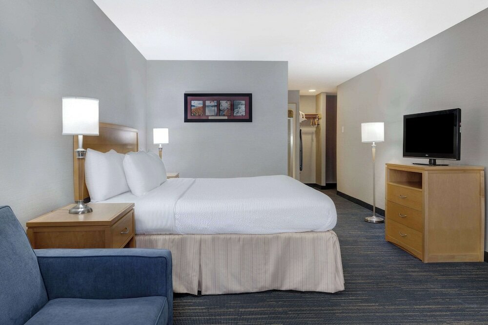 Фото Days Inn by Wyndham Niagara Falls Near The Falls