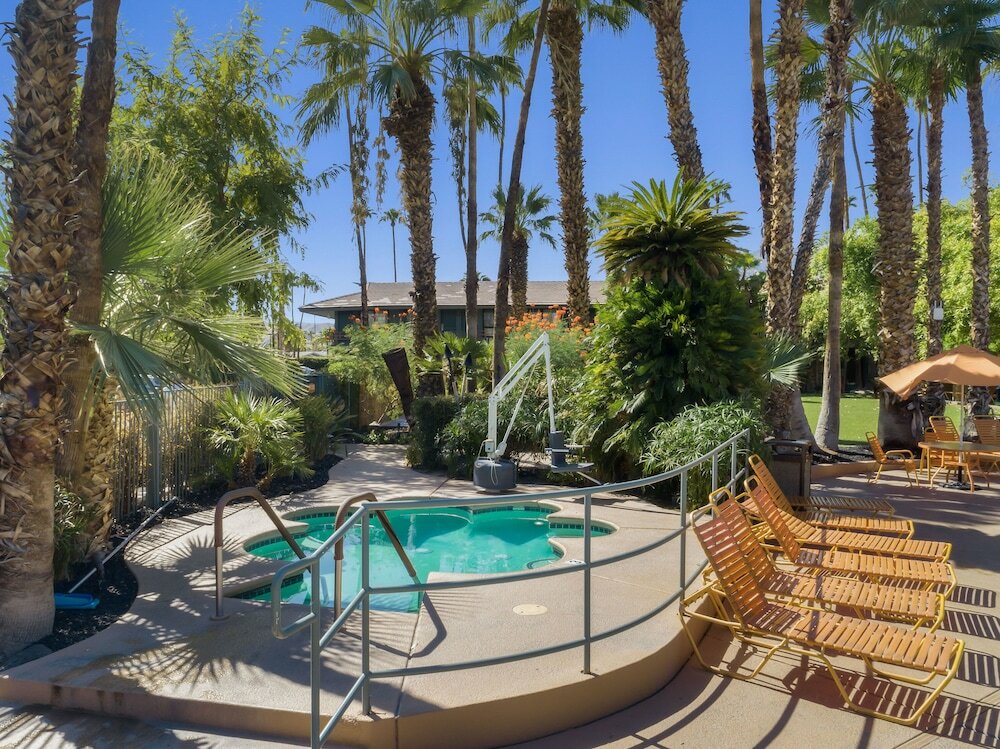 Фото Caliente Tropics Hotel