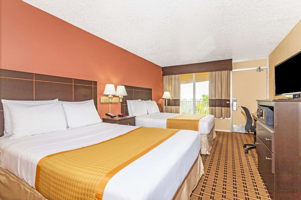 Фото Days Inn by Wyndham Fort Lauderdale-Oakland Park Airport N