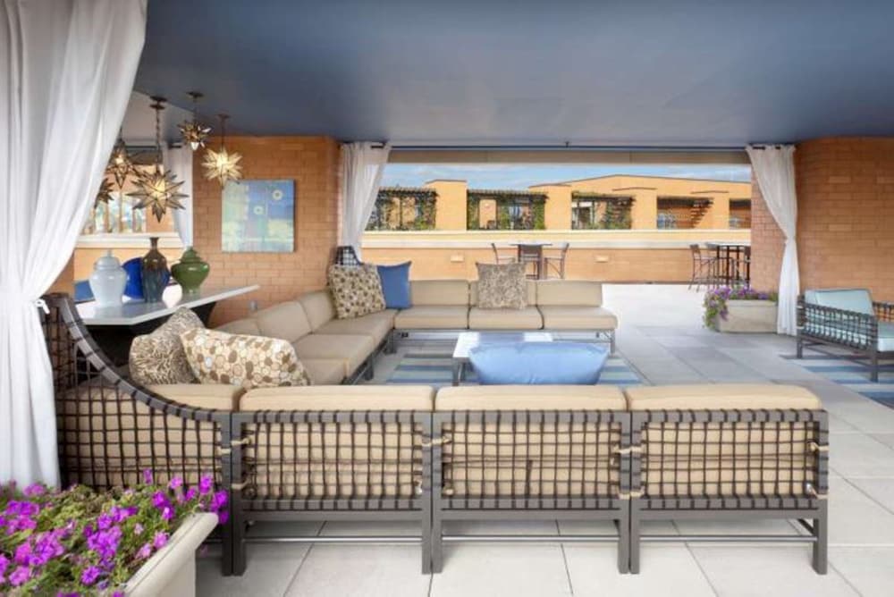 Фото Global Luxury Suites at The Convention Center