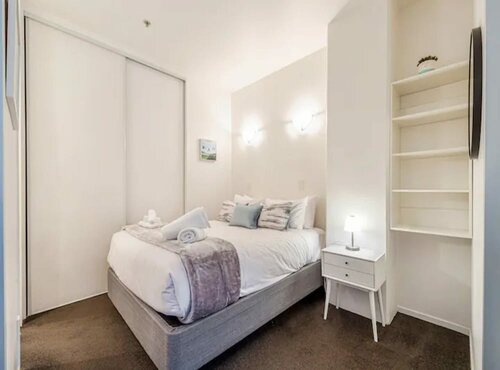 Гостиница Stylish Queen Street Loft-style 1 Bedroom в Окленде