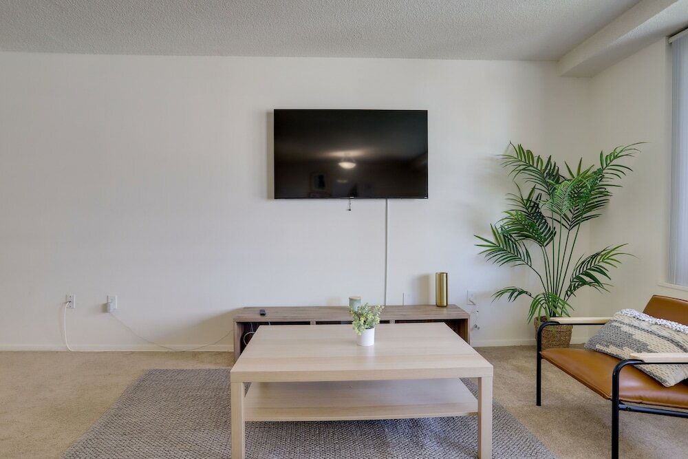 Фото Spacious Apt Crystal City With Gym