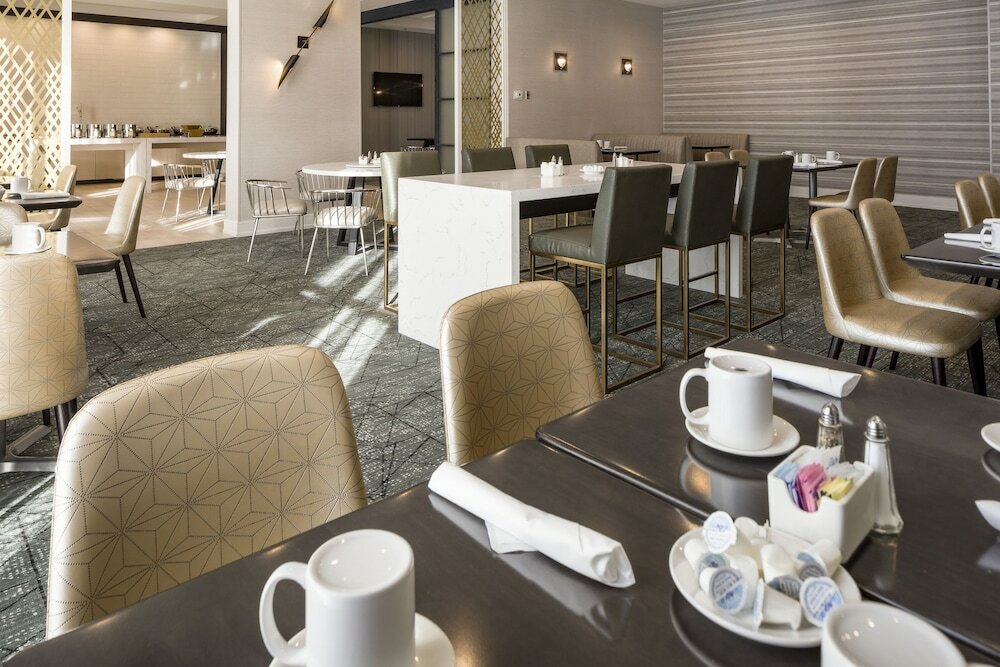 Фото Doubletree by Hilton Boston Logan Airport Chelsea