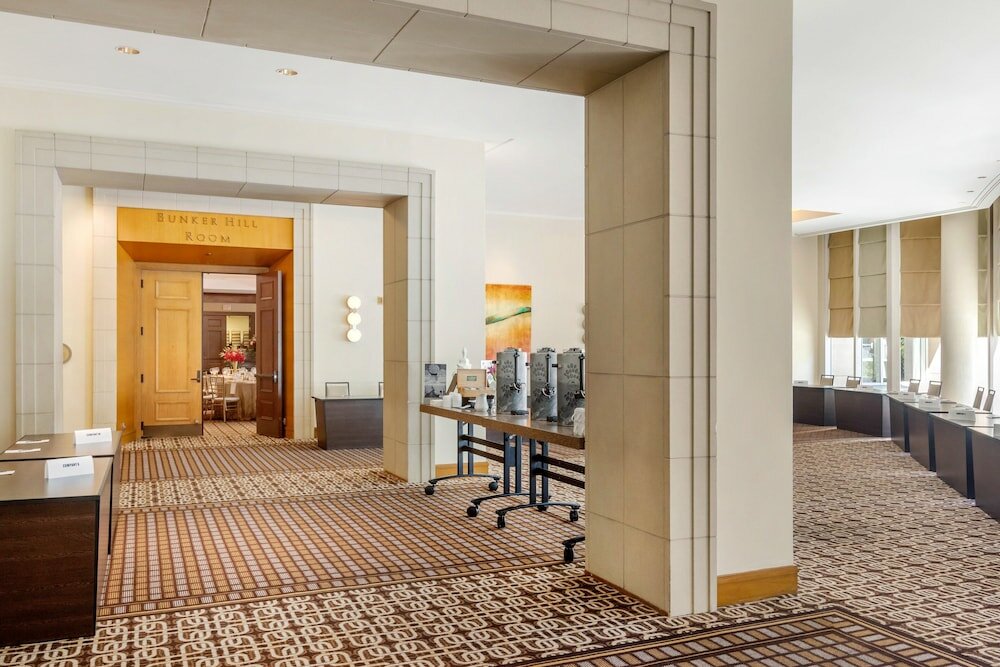 Фото Omni Los Angeles Hotel at California Plaza