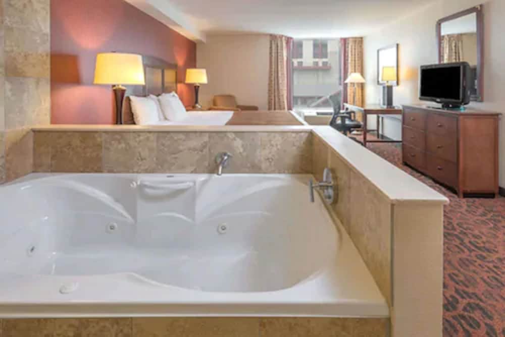 Фото Ramada by Wyndham Niagara Falls/Fallsview