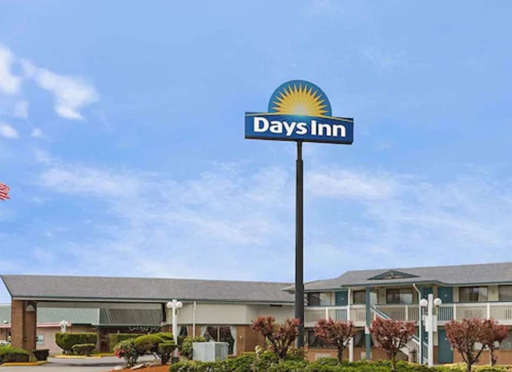 Фото Days Inn by Wyndham Auburn