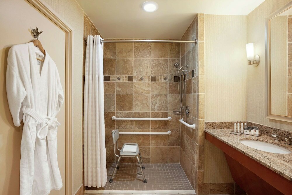 Фото DoubleTree by Hilton Hotel Dallas – Love Field