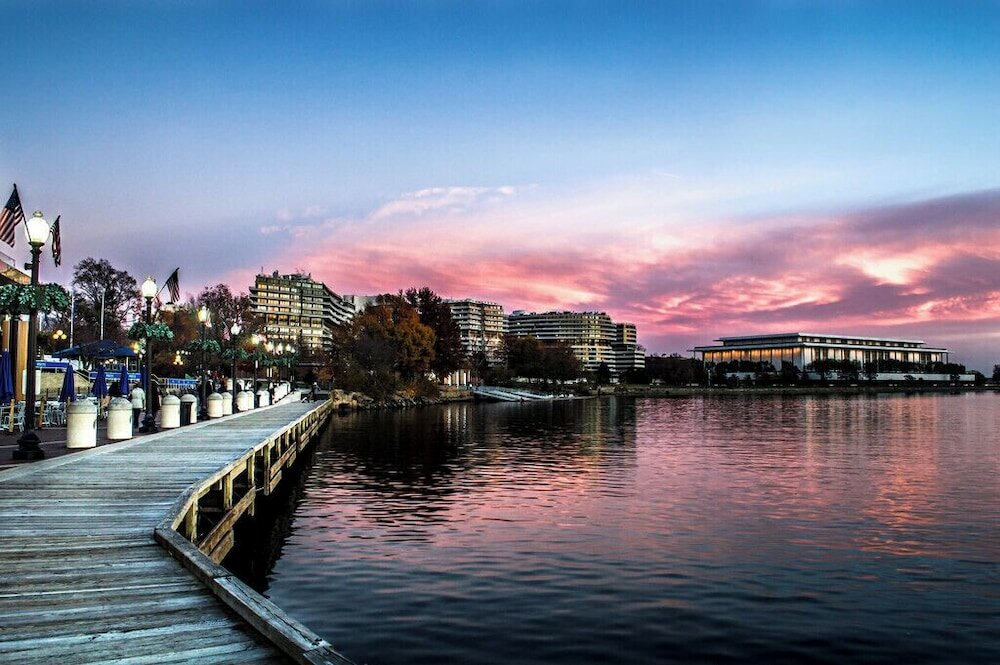 Фото Melrose Georgetown Hotel