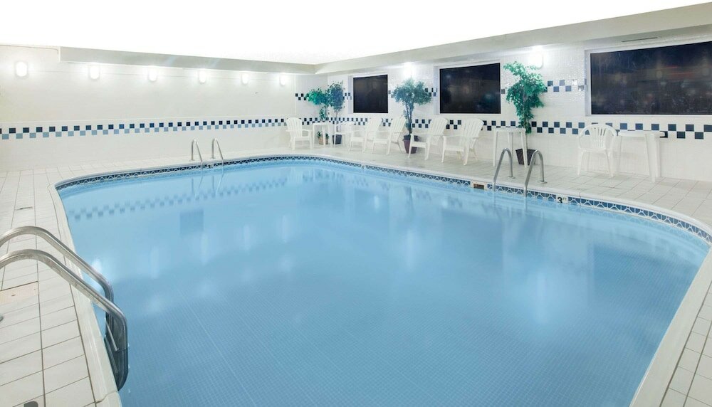 Фото Days Inn & Suites by Wyndham Fargo 19th Ave/Airport Dome