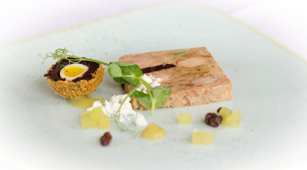 Фото Two Bridges Hotel