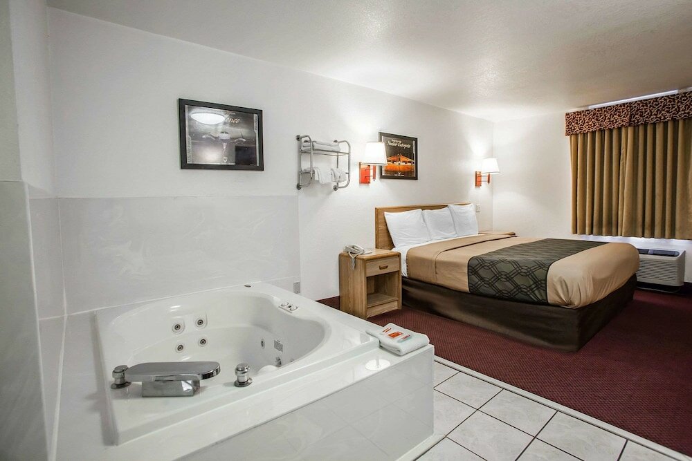 Фото Econo Lodge Truman Inn