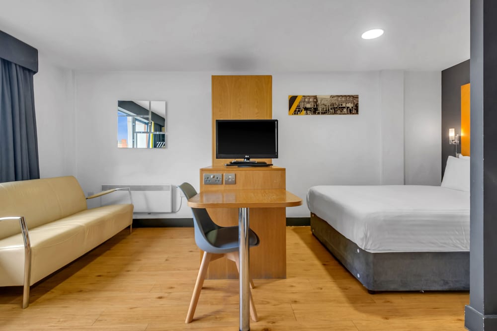 Фото Roomzzz Leeds City West