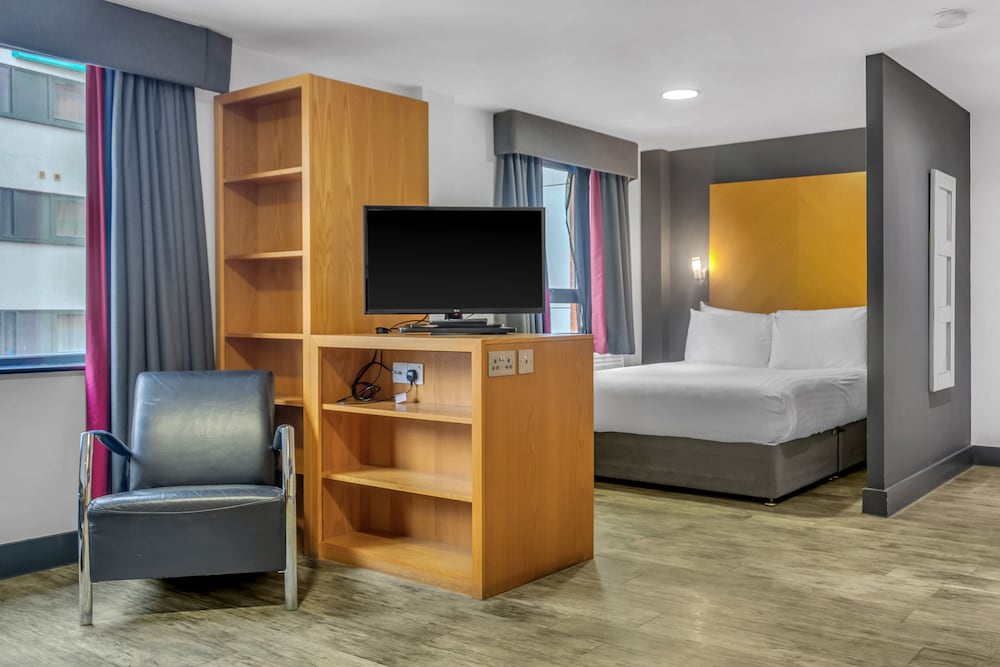 Фото Roomzzz Leeds City West