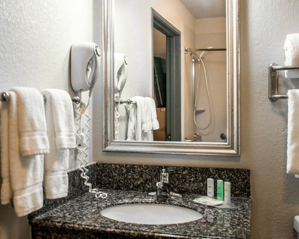 Фото Comfort Suites Airport