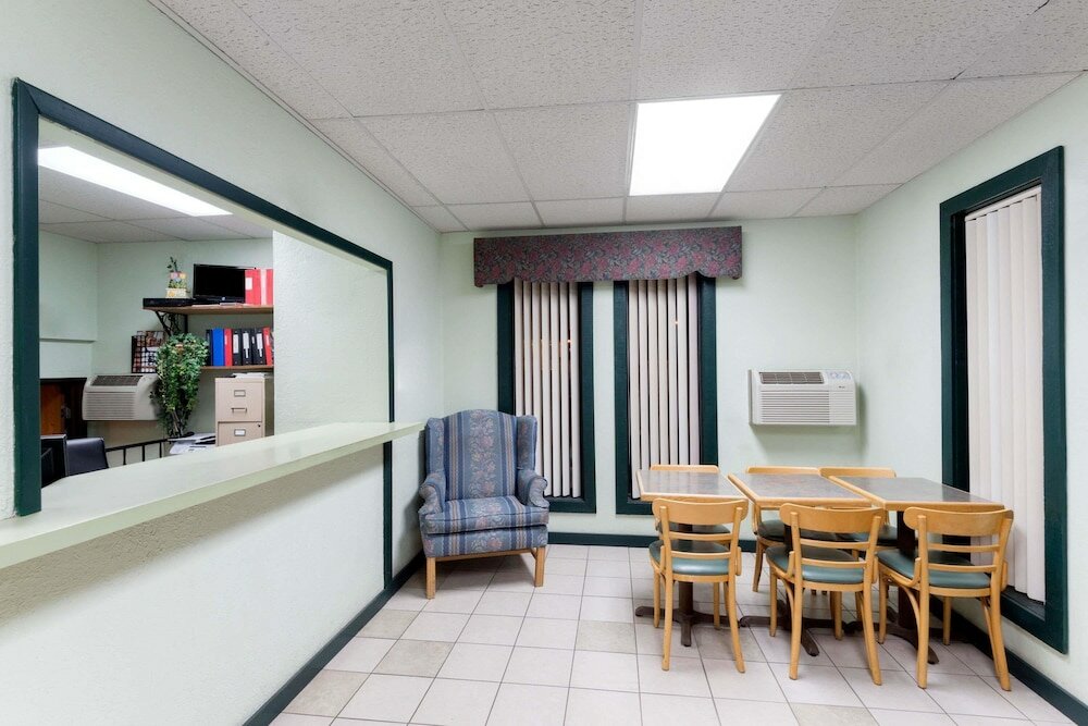 Фото Super 8 by Wyndham Raton