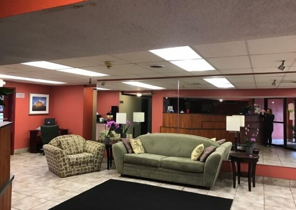 Фото Days Inn by Wyndham Cleveland Lakewood