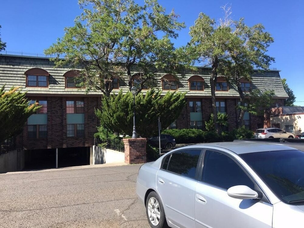 Фото Hardman House Inn & Suites