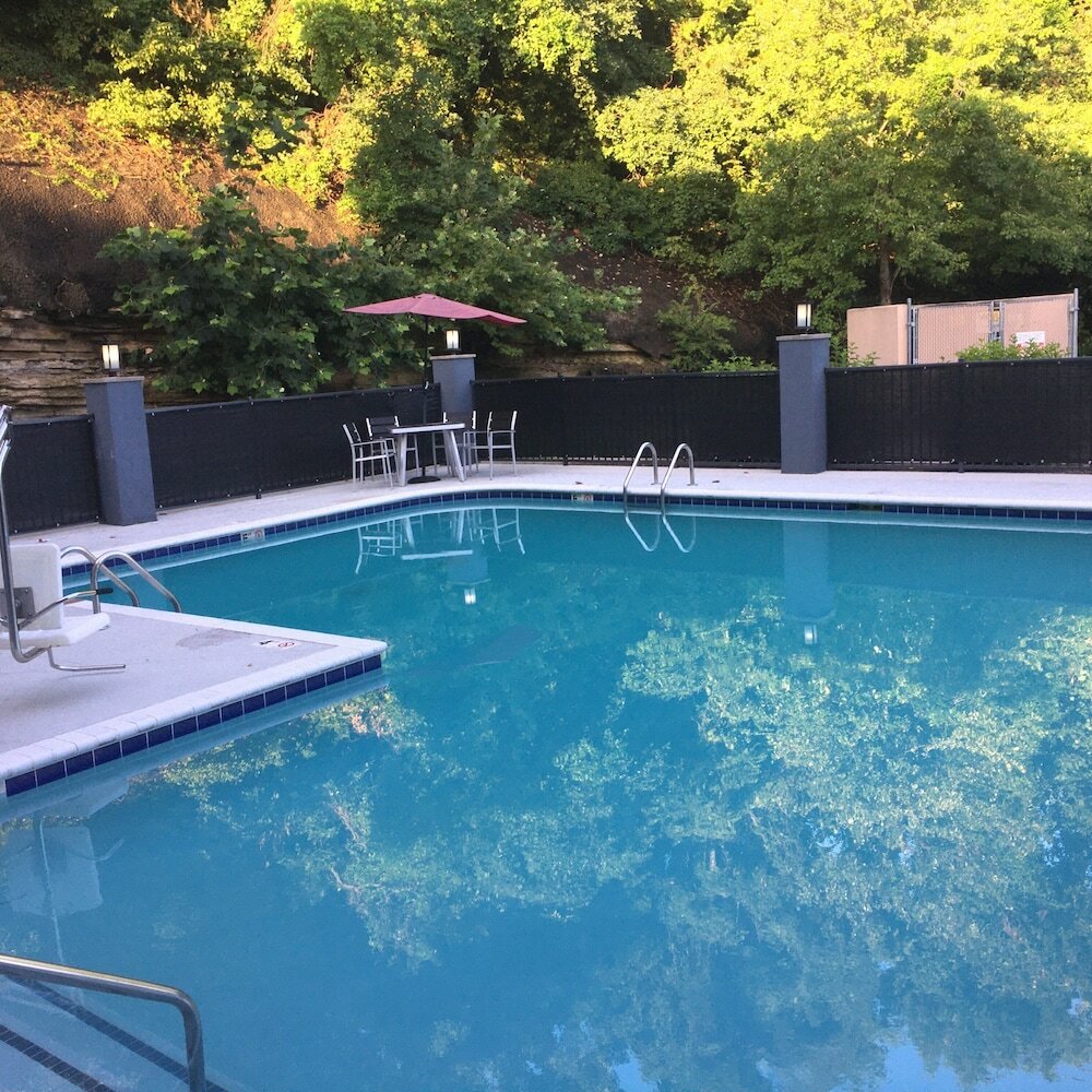 Фото Comfort Suites Airport