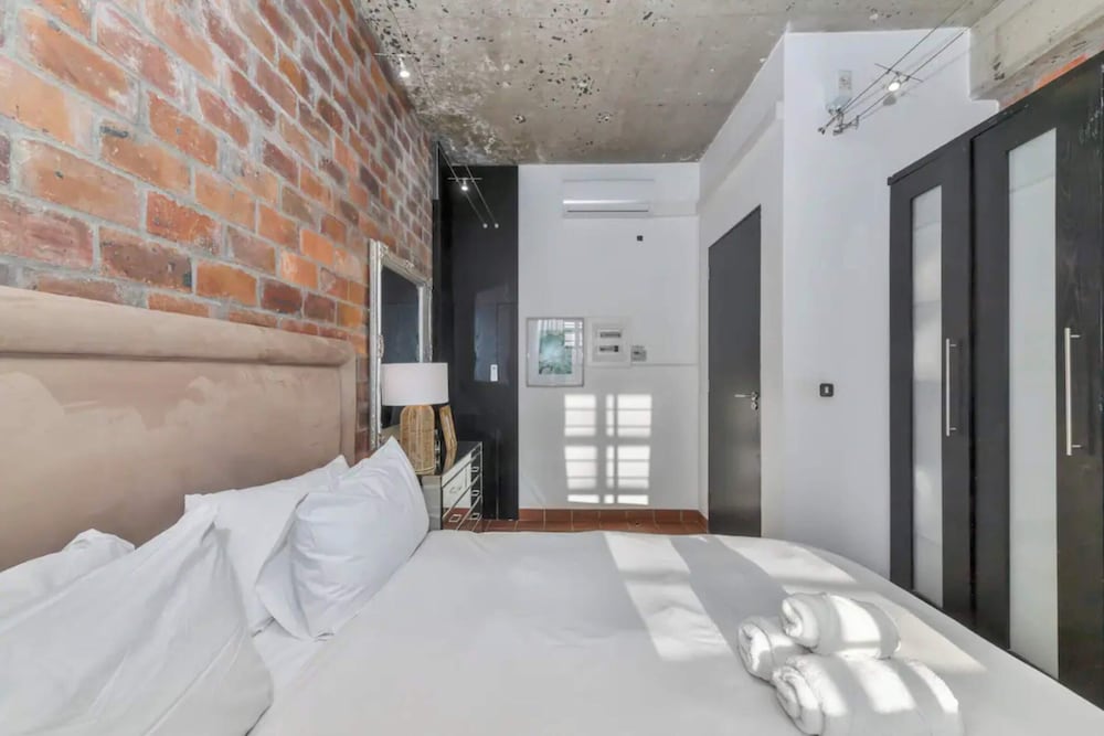 Фото Modern Industrial 1bd Apartment - Cape Town
