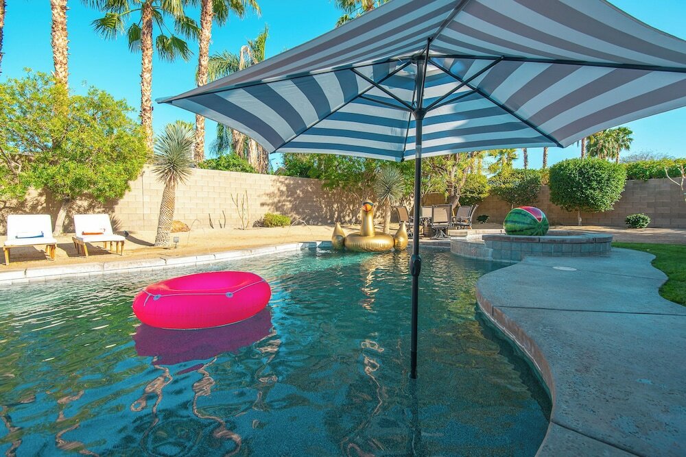 Фото Luxury Resort Style Living w Pool & Jacuzzi