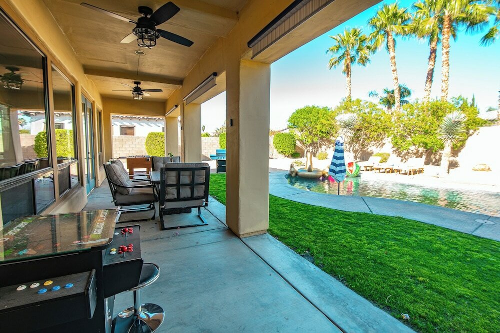 Фото Luxury Resort Style Living w Pool & Jacuzzi